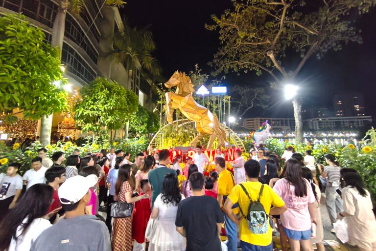 Đường Hoa Phú Mỹ Hưng 2026 Tấp Nập Đón Khách Du Xuân